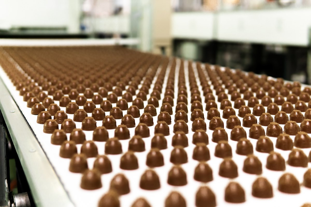 Kẹo chocolate xếp hàng trên dây đai băng tải bánh kẹo Chiorino màu trắng