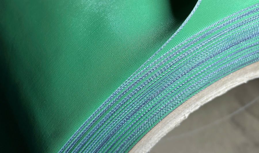 Cuộn dây đai Chiorino NA1138 với mặt tải elastomer xanh và mép lõi vải